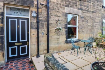 HEDWIG HOUSE, pet friendly, character holiday cottage in Alnwick