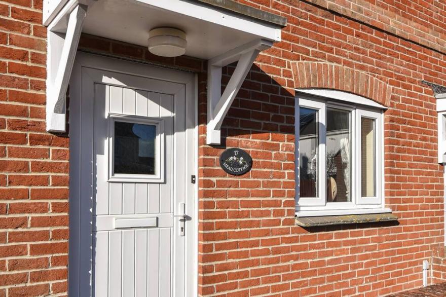 MEAD COTTAGE, family friendly, character holiday cottage in West Bay