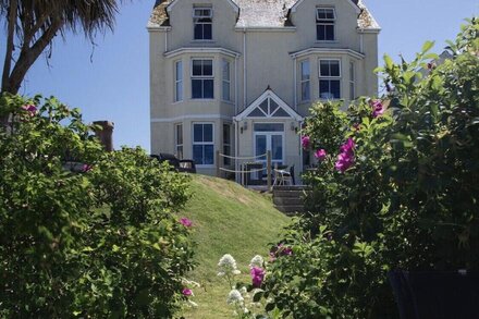 Sea views just yards from restaurants, pubs & shops. Sleeps 16-18, 8 x en-suite.