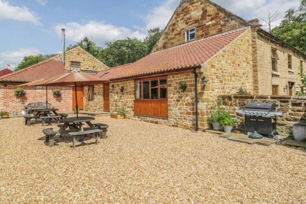 KITCHEN COTTAGE, romantic, with a garden in Thirsk