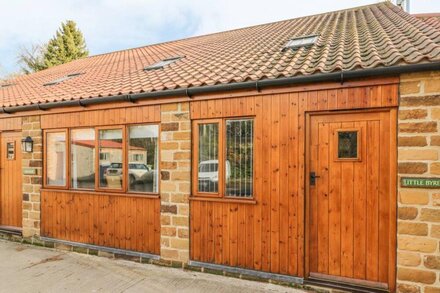 LITTLE BYRE COTTAGE, family friendly, with a garden in Thirsk