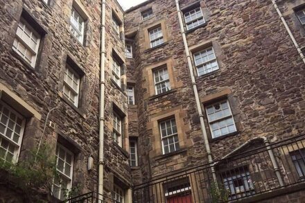 Modern Studio Apartment on Royal Mile Great for Castle