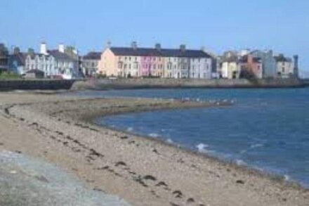 Bwthyn Cloch Glas - Beaumaris - Anglesey-  sleeps 6 guests  in 2 bedrooms