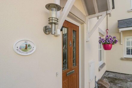 ROLO'S RETREAT, pet friendly, with a garden in Grange-Over-Sands