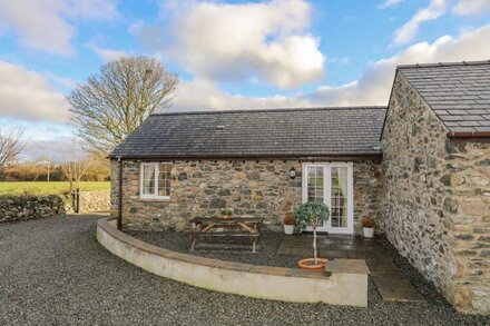 THE STABLES, pet friendly, character holiday cottage in Llangefni