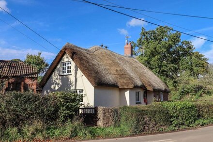 POSBURY LODGE, pet friendly, character holiday cottage in Crediton