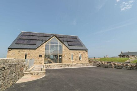 MILL VIEW, family friendly, with pool in Embleton