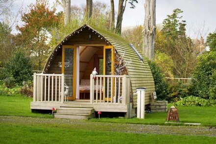 Whitemire Pod, Bowness on Solway with hot tub, close to beach and Hadrian's Wall