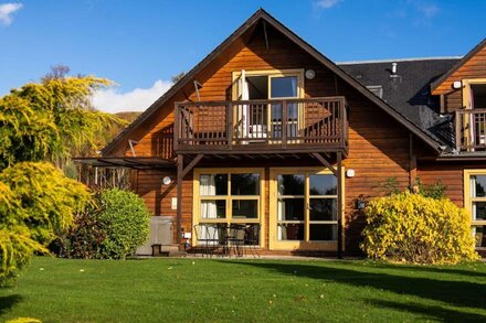 Drumlanrig Lodge with hot tub and views of Loch Lomond