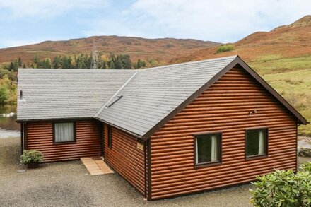 BURNSIDE LODGE (LODGE 1, GLENGOULANDIE), pet friendly in Aberfeldy