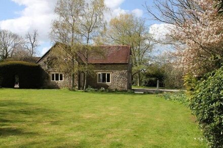 DROOP FARM COTTAGE, pet friendly, with a garden in Hazelbury Bryan