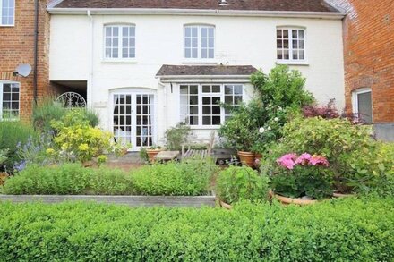 THE MEWS COTTAGE, pet friendly, with open fire in Tisbury, Near Bath