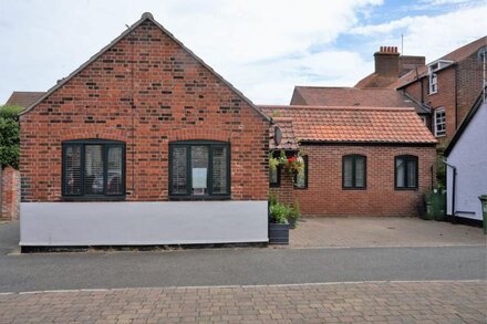 The Old Bake House - beautifully presented, ground-floor property just yards from the shops & cafes