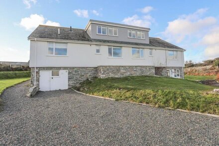 SOUTHCOTT APARTMENT, pet friendly, with a garden in Trearddur Bay