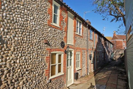 2 Museum Cottages - traditional flint cottage, a cosy, romantic retreat in the heart of Sheringham,