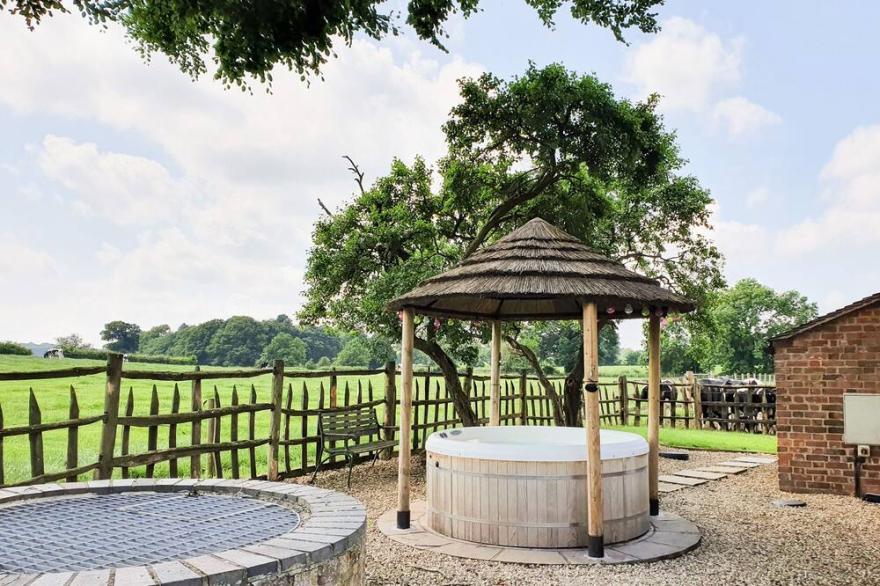 THE SHOOTING FOLLY, romantic, with hot tub in Cheswardine