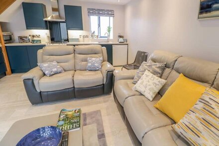 7EVERN @ PORTH FARM, pet friendly, with a garden in Caersws