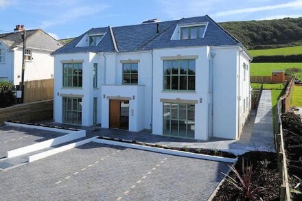 4 POINT VIEW-Award Winning 3 Bed Apartment with parking /Croyde Bay - 5 min walk