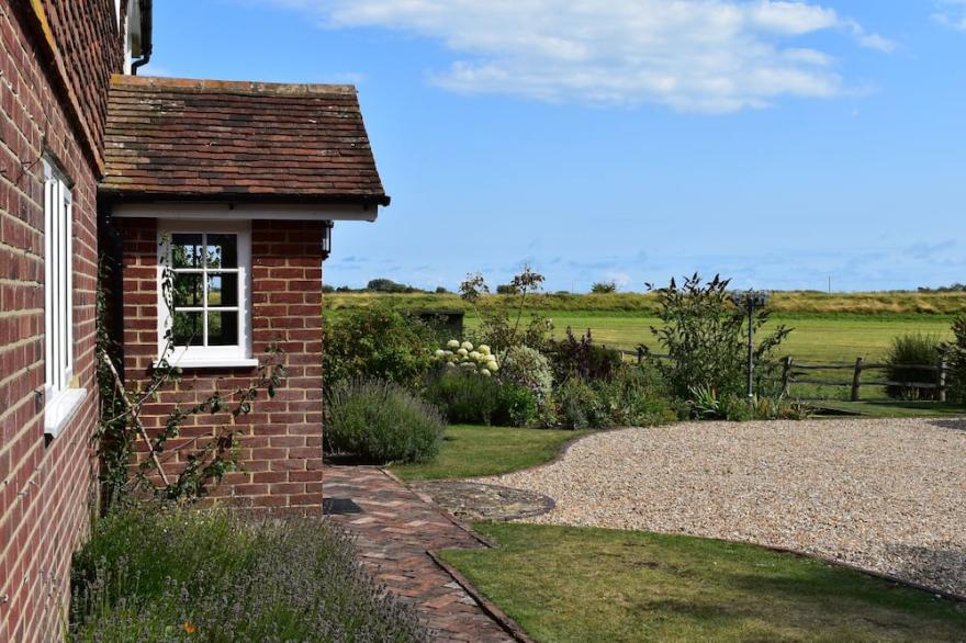 Tollgates, family friendly holiday cottage, sleeps 9,  Rye, East Sussex