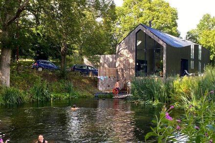 Chill @ architect designed home with wild swimming