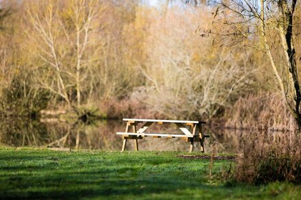 Luxury Hot Tub Lakeside Lodge BARNACLE Near Longleat. Dog friendly.