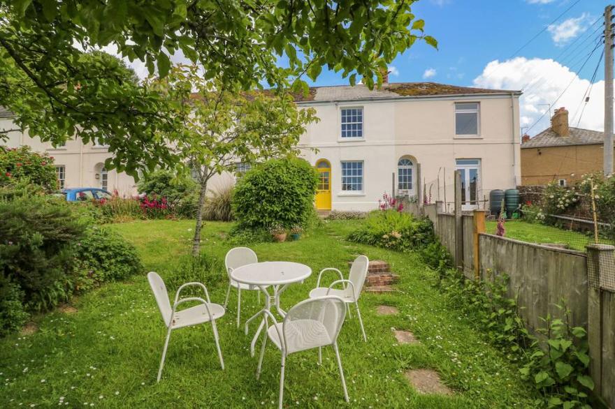 BEDFORD TERRACE, family friendly, with a garden in Bridport