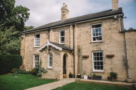 Wayside, a beautiful Victorian home in a rural setting , 5 miles from Lincoln