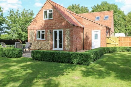 KEEPERS COTTAGE, pet friendly, character holiday cottage in Dereham