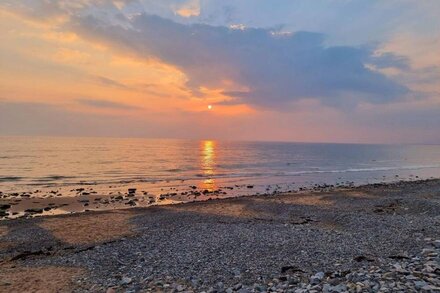 SEA VIEW, pet friendly, country holiday cottage in Dinas Dinlle