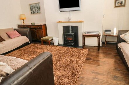 THE LITTLE WHITE HOUSE, pet friendly, with a garden in Bala