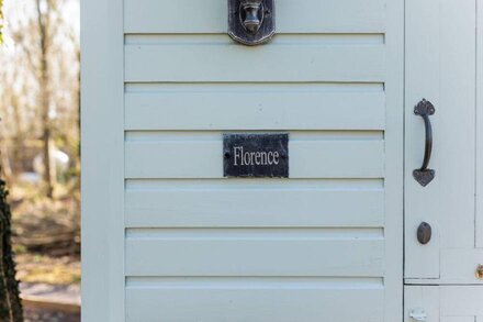 Shepherds' Hut for Two Florence Near Longleat With Hot Tub