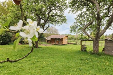 BRAMLEY ORCHARD GLAMPING, pet friendly, with open fire in Clarborough