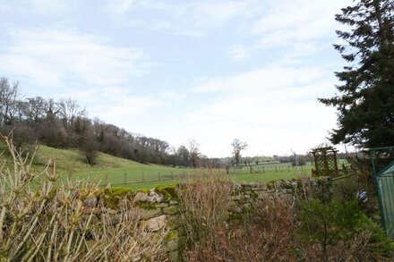 GARDENERS COTTAGE, pet friendly, with a garden in Caldbeck