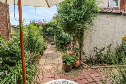 MEGS COTTAGE, pet friendly, with a garden in Norwich