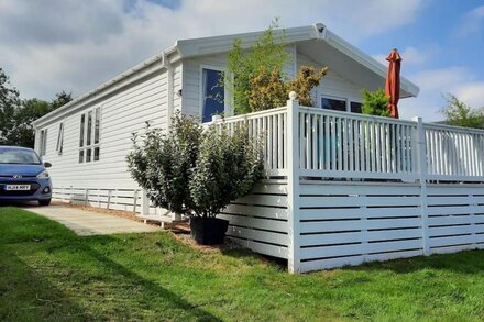 DEVON. DAWLISH WARREN. BEAUTIFUL LODGE ON POPULAR FAMILY HOLIDAY PARK.