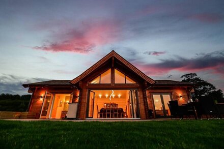 Cuddfan Lodge on a Gorgeous Private Lake