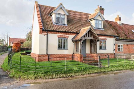 HILLSIDE COTTAGE, family friendly, with a garden in Necton