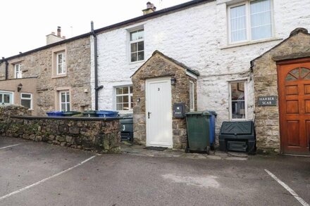 3 SOUTH VIEW, pet friendly, with open fire in Horton-In-Ribblesdale