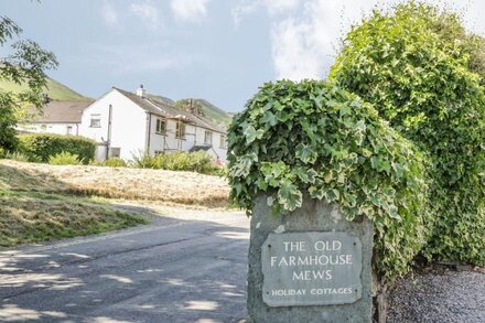 FARMHOUSE RETREAT, pet friendly, with a garden in Braithwaite