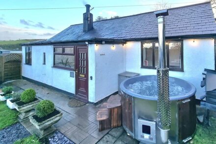 Cottage with Woodfired Hottub in heart of Clwydian Mountain Range- Pets Welcome