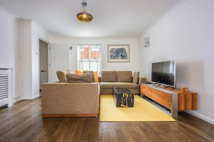 Portland Street - Central house with Wifi, free secure parking and patio garden