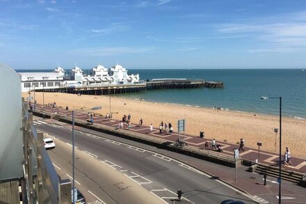 THE BEACH - Penthouse Apartment with sea views of the Isle of Wight