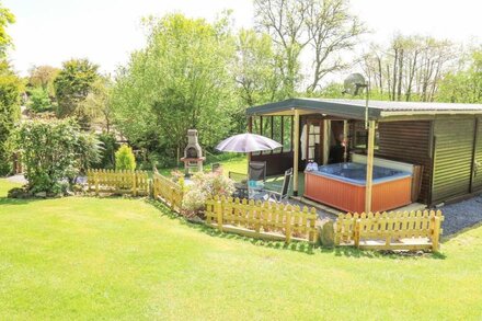 BROOK LODGE, pet friendly, character holiday cottage in Penrhiwllan