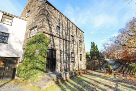 THE WATER MILL, family friendly, with a garden in Machynlleth