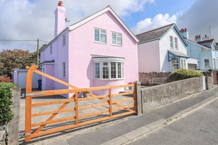 THE PINK HOUSE, pet friendly, character holiday cottage in Rhosneigr