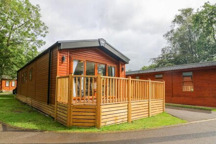 LUCA'S LODGE, pet friendly, with a garden in Windermere