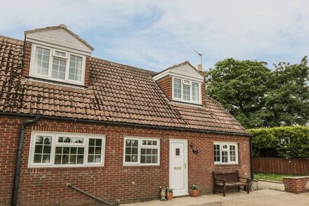 POND VIEW, family friendly, character holiday cottage in Thirsk