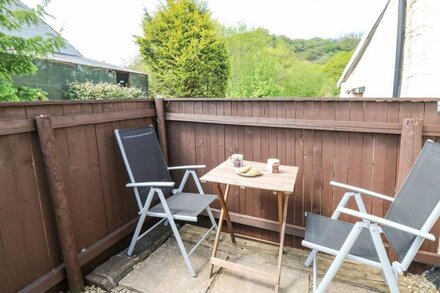 ROSE COTTAGE, pet friendly, character holiday cottage in Penrhiwllan