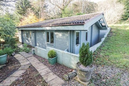 CAMELLIAS AT MAGNOLIA LAKE, character holiday cottage in Dawlish