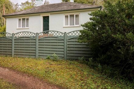 THE BLUE HOUSE AT MAGNOLIA LAKE, character holiday cottage in Dawlish